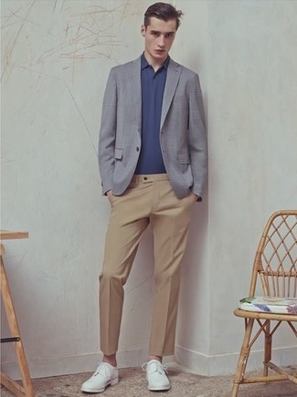 серый пиджак в сочетании с светло-коричневыми классическими брюками — воплощение классического мужского стиля. Сделать образ изысканнее помогут белые туфли.