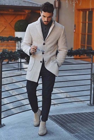 Серый шерстяной пиджак и черные брюки чинос помогут создать стильный офисный образ. Серые ботинки челси добавят элемент классики в твой образ.