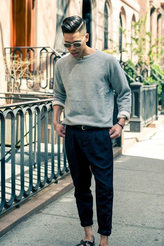 серый свитер с круглым вырезом в сочетании с темно-синими брюками чинос поможет подчеркнуть твой индивидуальный стиль. Создать модный контраст с остальными вещами из этого образа помогут сандалии.