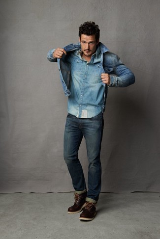 Синяя джинсовая куртка и темно-синие джинсы — необходимые вещи в гардеробе мужчины с чувством стиля. Разнообразить образ и добавить в него немного классики помогут темно-коричневые ботинки.