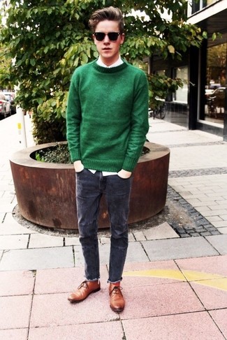 Темно-зеленый свитер с круглым вырезом и темно-серые джинсы — must have вещи в стильном мужском гардеробе. Коричневые дезерты станут великолепным дополнением к твоему образу.