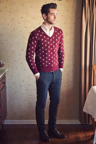 Темно-красный свитер с круглым вырезом с принтом и темно-синие шерстяные классические брюки — хороший вариант для выхода в свет. И почему бы не добавить в этот образ элегантности с помощью темно-коричневых классических ботинок?