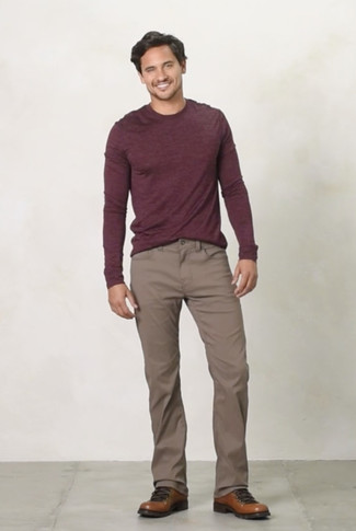 Стильное сочетание темно-красного свитера с круглым вырезом и коричневых брюк чинос определенно будет обращать на тебя взоры прекрасного пола. Создать модный контраст с остальными вещами из этого образа помогут коричневые рабочие ботинки.