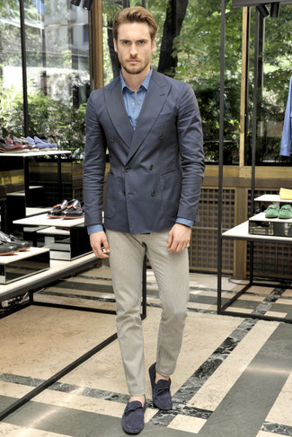 Темно-серый двубортный пиджак и бежевые брюки чинос — беспроигрышный вариант для создания образа в стиле smart casual. Выбирая обувь, можно немного побаловаться и завершить образ синими мокасинами.