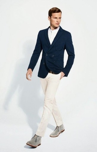 темно-синий двубортный пиджак в сочетании с белыми классическими брюками поможет реализовать классический мужской стиль. И почему бы не добавить в этот образ немного непринужденности с помощью серых замшевых ботинок?