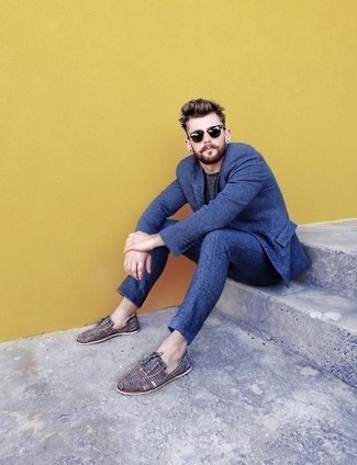 Сочетание темно-синего шерстяного пиджака и темно-синих шерстяных классических брюк позволит исполнить строгий деловой стиль. Чтобы образ не получился слишком строгим, можно надеть коричневые сандалии.
