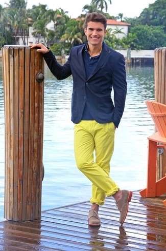 Сочетание темно-синего пиджака и желтых брюк чинос позволит выглядеть презентабельно, но при этом выразить твою индивидуальность и стиль. Сделать образ изысканнее помогут коричневые замшевые туфли дерби.
