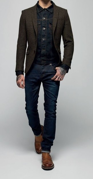 Если в одежде ты ценишь функциональность и удобство, обрати внимание на сочетание темно-синей джинсовой куртки и темно-синих джинсов. Чтобы немного разнообразить образ и сделать его элегантнее, можно надеть коричневые кожаные ботинки челси.
