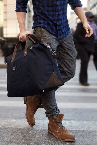 темно-синяя рубашка с длинным рукавом в шотландскую клетку в паре с серыми шерстяными классическими брюками — воплощение классического мужского стиля. Чтобы образ не получился слишком строгим, можно надеть коричневые замшевые ботинки.