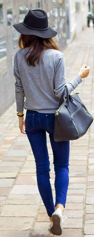Серая футболка с длинным рукавом и синие джинсы скинни — идеальный вариант непринужденного повседневного лука. Что касается обуви, можно отдать предпочтение удобству и выбрать белая обувь.