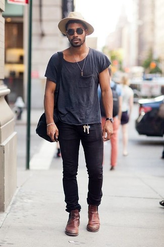 Темно-серая футболка с круглым вырезом и черные зауженные джинсы — необходимые вещи в гардеробе любителей стиля casual. Очень выигрышно здесь будут смотреться коричневые кожаные ботинки челси.