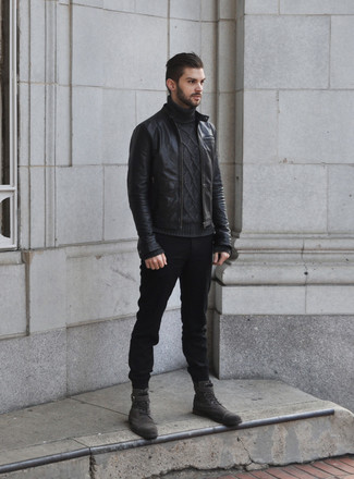 Черный кожаный бомбер и черные шерстяные классические брюки помогут создать эффектный образ. Этот образ идеально дополнят серые ботинки.