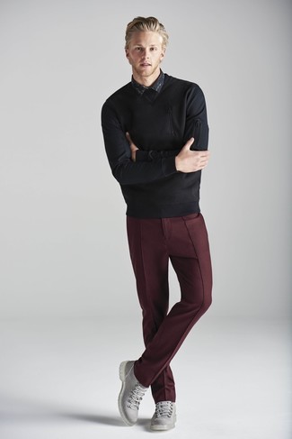 Комбо из черного свитера с круглым вырезом и темно-красных классических брюк позволит создать стильный классический образ. И почему бы не разбавить образ с помощью серых кожаных ботинок?