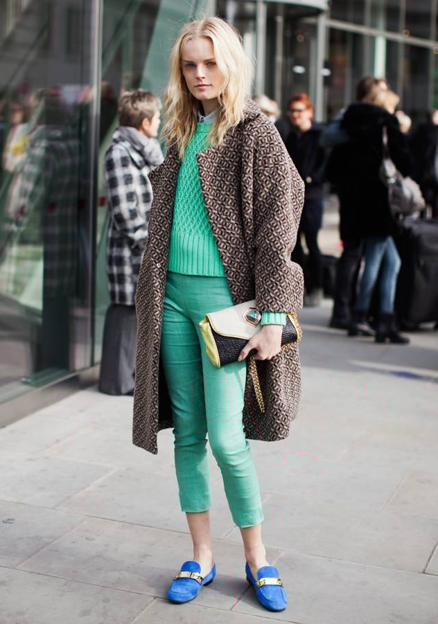 Лоферы с зелеными брюками – фото новинки сезона