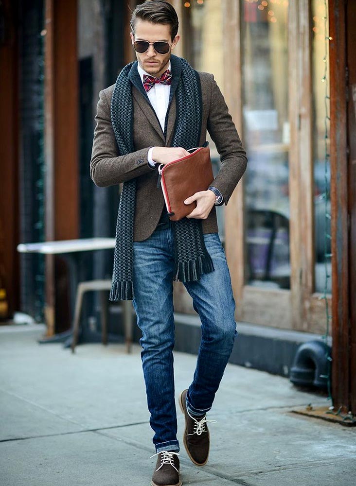фото - опрятный стиль: коричневые туфли, пиджак и галстук-бабочка