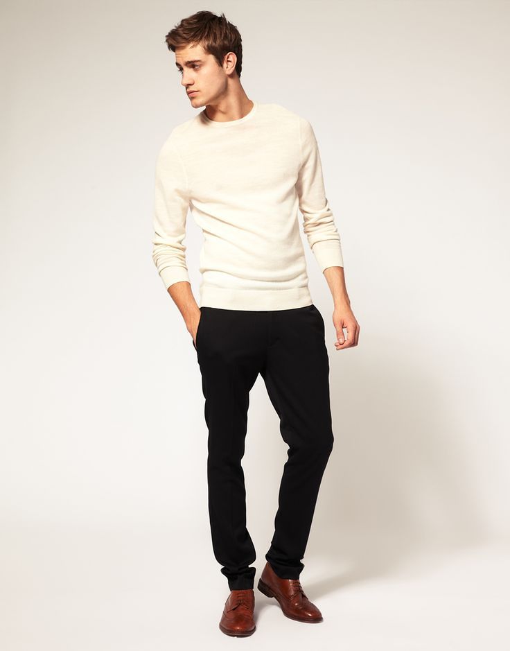 фото - кэжуал образ: белый джемпер, черные штаны и коричневые туфли