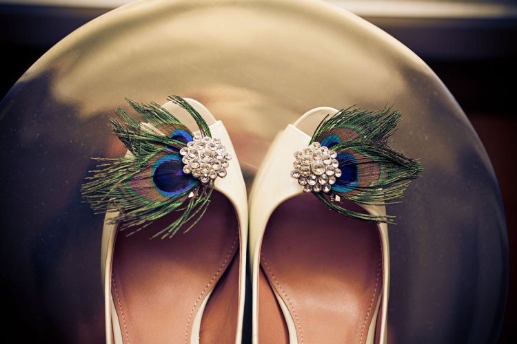 Перо павлина на обуви невесты