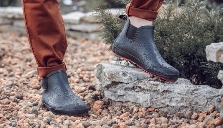 Мужские резиновые ботинки: для города, прорезиненные зимние модели, на шнурках, обрезиненные