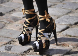 Женские осенние туфли на каблуке