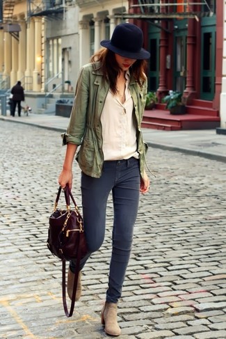 Оливковый анорак и темно-серые джинсы скинни — необходимые вещи в гардеробе любительниц стиля casual. Создать модный контраст с остальными вещами из этого образа помогут бежевые ботинки.