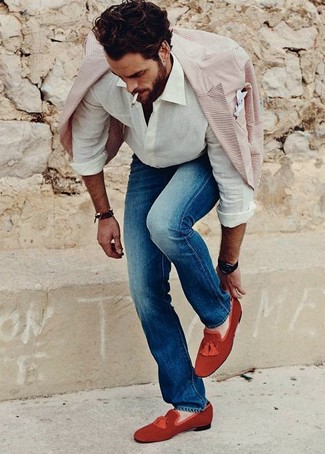 Бежевый пиджак и синие джинсы — необходимые вещи в классическом мужском гардеробе. Красные туфли добавят образу эффектности.