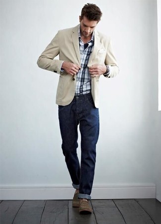 Бежевый хлопковый пиджак и темно-синие джинсы — хорошее решение для мероприятий с дресс-кодом business casual. Коричневые ботинки станут отличным завершением образа.