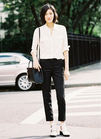 Белая классическая рубашка и черные узкие брюки — отличный вариант для создания образа в стиле smart casual. Что касается обуви, можно отдать предпочтение удобству и выбрать белые кожаные ботинки.
