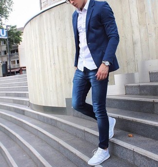 Белая рубашка с длинным рукавом и темно-синие зауженные джинсы — идеальный выбор, если ты хочешь создать непринужденный, но в то же время стильный образ. Очень стильно здесь будут смотреться серая обувь.