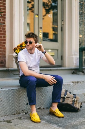 Белая футболка с круглым вырезом и темно-синие брюки чинос — идеальный выбор, если ты хочешь создать непринужденный, но в то же время стильный образ. Чтобы образ не получился слишком строгим, можно надеть желтая обувь.