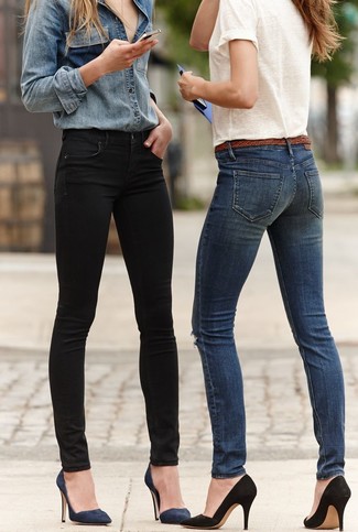 Белая футболка с круглым вырезом и темно-синие джинсы скинни помогут создать свой неповторимый образ. Очень стильно здесь будут смотреться черные замшевые туфли.