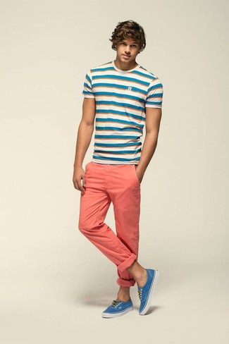 Бело-синяя футболка с круглым вырезом в горизонтальную полоску и розовые брюки чинос — необходимые вещи в гардеробе любителей стиля casual. Если ты не боишься экспериментировать, на ноги можно надеть синие кеды.