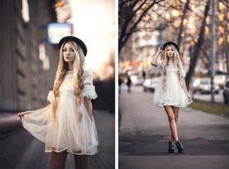 Белое коктейльное платье из фатина — хорошее решение для свидания или встречи с друзьями. Любительницы рискованных вариантов могут дополнить образ ботинками на шнуровке .