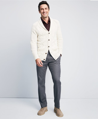белый кардиган с отложным воротником в паре с серыми классическими брюками — воплощение классического мужского стиля. Этот образ идеально дополнят бежевые дезерты.