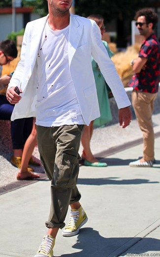 Белый пиджак и оливковые брюки карго — отличный выбор, если ты хочешь создать непринужденный, но в то же время стильный образ. Чтобы образ не получился слишком отполированным, можно завершить его желтой обувью.