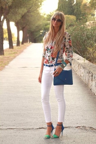 Белая блуза на пуговицах с цветочным принтом и белые джинсы скинни — идеальный вариант непринужденного повседневного лука. И почему бы не разбавить образ с помощью синих босоножек?
