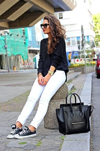 Комбо из черной блузки с длинным рукавом и белых джинсов скинни — хороший вариант для создания образа в стиле элегантной повседневности. Черно-белая обувь помогут сделать образ менее официальным.