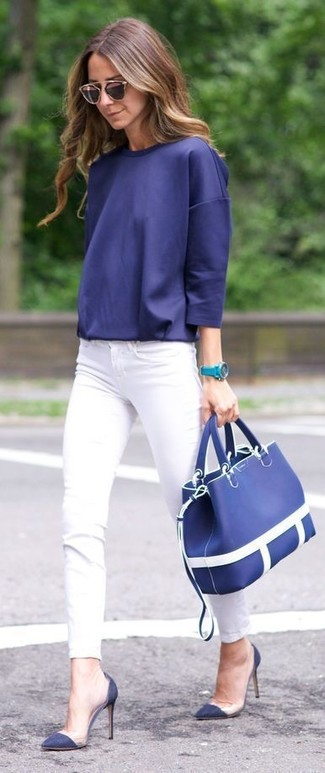 Подруги оценят твое чувство стиля, если увидят тебя в синей блузке с длинным рукавом и белых джинсах скинни. И почему бы не добавить в этот образ элегантности с помощью темно-синих замшевых туфель?