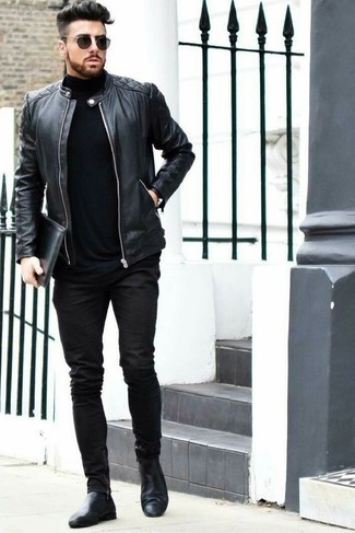 Черный кожаный стеганый бомбер и черные зауженные джинсы — прекрасный выбор, если ты хочешь создать непринужденный, но в то же время стильный образ. И почему бы не добавить в этот образ элегантности с помощью черно-синих ботинок челси?