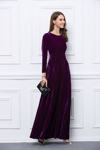 Ты будешь выглядеть ослепительно в пурпурном бархатном вечернем платье. Любительницы рискованных вариантов могут дополнить образ серебряной обувью.