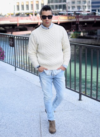 Приверженцам стиля casual должно понравиться сочетание бежевого вязаного свитера и голубых джинсов. Чтобы немного разнообразить образ и сделать его элегантнее, можно надеть коричневые повседневные ботинки.