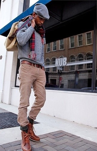 Стильное сочетание серого вязаного свитера и светло-коричневых джинсов определенно будет обращать на тебя взоры прекрасного пола. Разнообразить образ и добавить в него немного классики помогут коричневые ботинки.