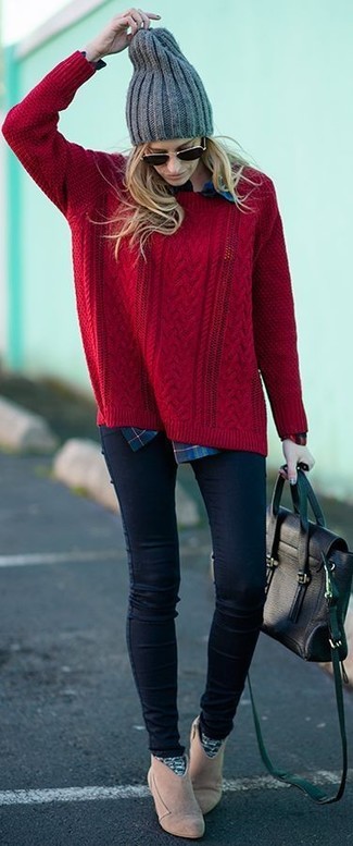 Красный вязаный свитер и темно-синие джинсы скинни — прекрасный вариант для похода в кино или по магазинам. И почему бы не добавить в этот образ немного непринужденности с помощью бежевых замшевых ботинок?