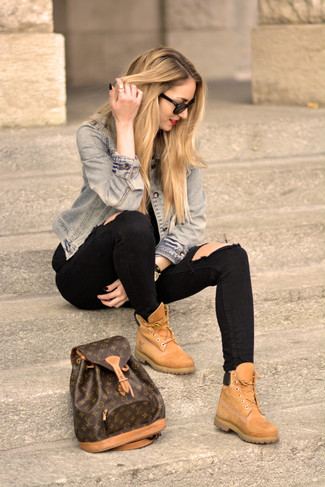 Голубая джинсовая куртка и черные рваные джинсы скинни украсят твой гардероб. Чтобы добавить в образ немного непринужденности, на ноги можно надеть светло-коричневые ботинки.