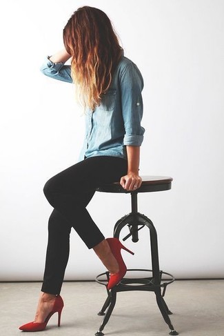 Голубая джинсовая рубашка и черные джинсы скинни — хороший вариант для похода в кино или по магазинам. Чтобы немного разнообразить образ и сделать его элегантнее, можно надеть красные замшевые туфли.