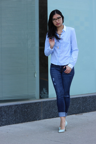 Голубая классическая рубашка в вертикальную полоску и темно-синие рваные джинсы скинни украсят твой гардероб. Чтобы добавить в образ немного непринужденности, на ноги можно надеть голубая обувь.