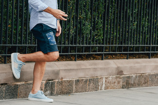 Сочетание голубой классической рубашки и темно-синих джинсовых шорт поможет реализовать в твоем образе классический мужской стиль. Чтобы образ не получился слишком строгим, можно надеть голубая обувь.