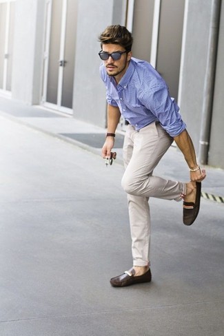 Голубую рубашку с длинным рукавом в мелкую клетку и бежевые брюки чинос можно надеть как на работу, так и на прогулку. Мокасины — отличный вариант, чтобы завершить образ.