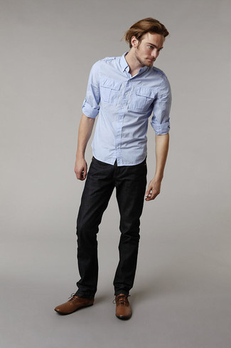 Голубая рубашка с длинным рукавом и черные джинсы — идеальный вариант простого, но стильного лука. Темно-коричневые классические ботинки добавят элемент классики в твой образ.