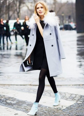 Голубое пальто и черное шерстяное платье-футляр — необходимые вещи в арсенале стильной современной женщины. Что касается обуви, можно отдать предпочтение комфорту и выбрать голубая обувь.