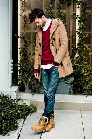 Сочетание светло-коричневого дафлкота и синих джинсов поможет реализовать в твоем образе классический мужской стиль. Что касается обуви, светло-коричневые ботинки — самый подходящий вариант.